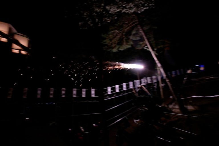 花火の火の粉が降りかかる！長野県長野市の犀川神社「秋季例大祭宵宮祭り」がすごい！