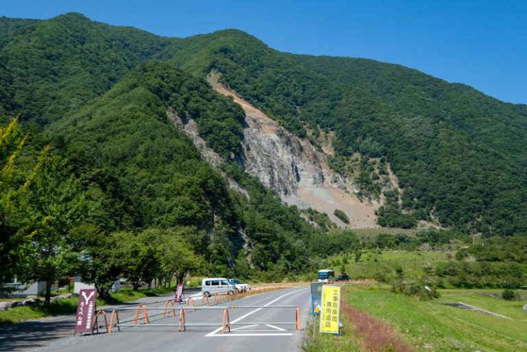 中央構造線を肉眼で確認！？長野県大鹿村「中央構造線博物館」と北川露頭・安康露頭で大地の躍動を感じる！ [Y]山側