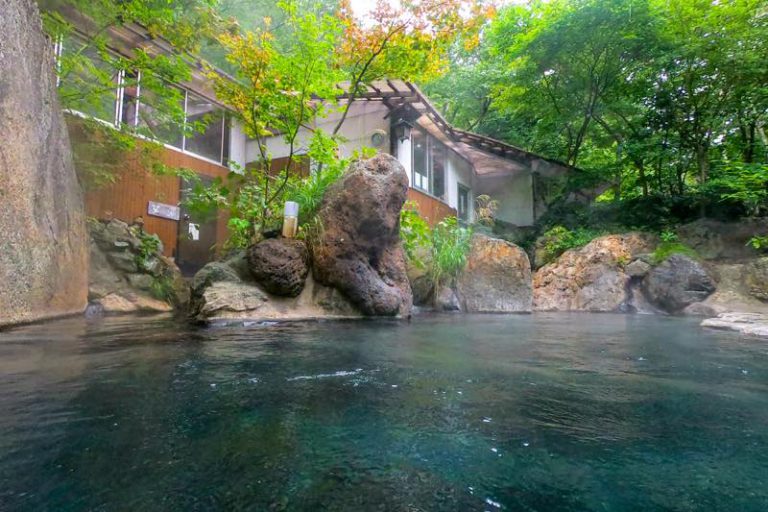 遠い記憶の底に眠る“幻の露天風呂”を探し出せ！長野県高山村の松川渓谷温泉「滝の湯」 | [Y]山側