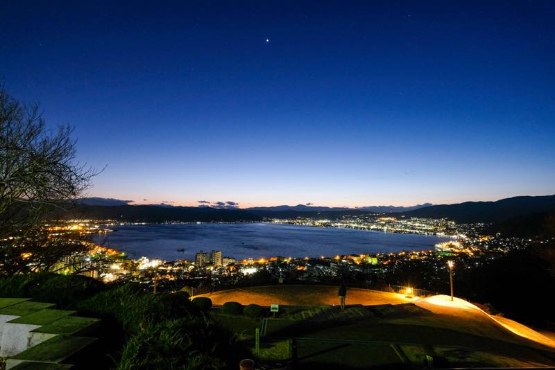 諏訪湖を一望できる絶景の公園 長野県諏訪市 立石公園 で昼 夕 夜の景観を堪能する Y 山側